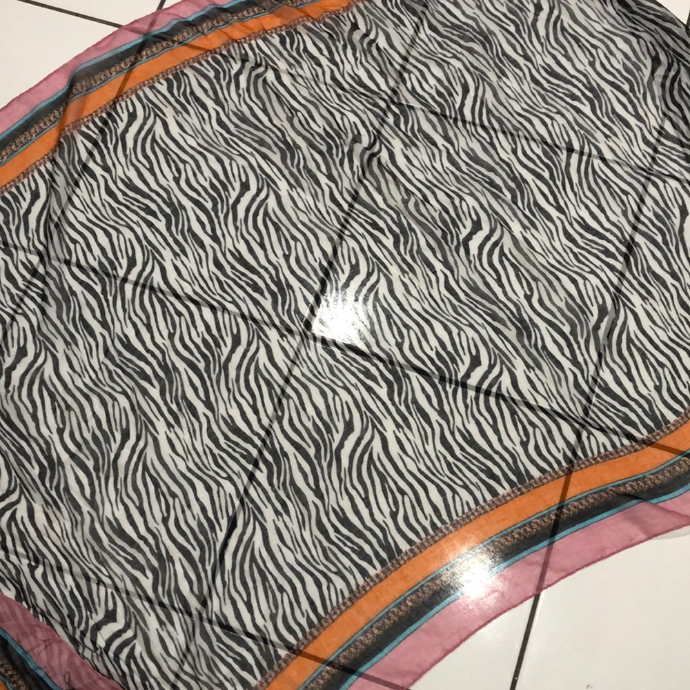2x$20 Scarf Deal - Picture 6 of 7